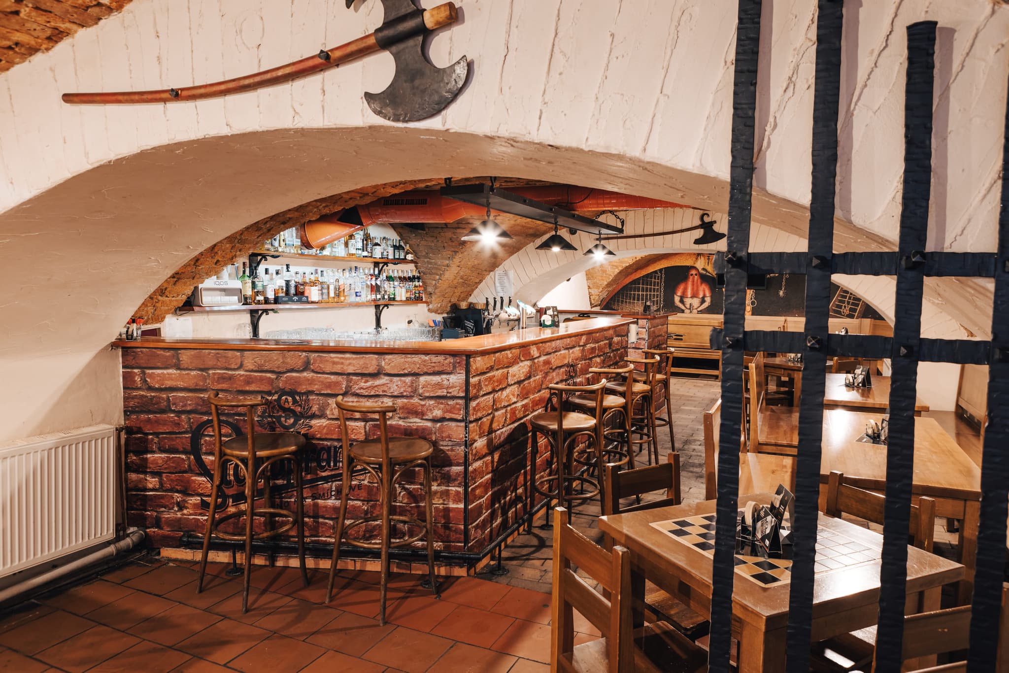 Výčep s natočeným pivem v Pivnici U Kata